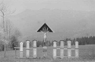 Totenbretter : Totenbretter neben einem Kreuz, vermutlich der Familie Pfeffer angehörend