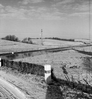Trave: Travetal mit angrenzender Knicklandschaft: vorn Begrenzungssteine: hinten Mitte Strommast: Winter