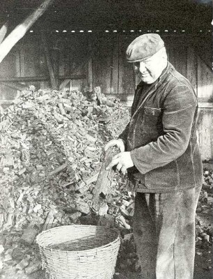 Holzkohlenherstellung in Rietschen : Handwerkstechniken - Kohlen- und Pechbrennerei. Ort: Rěčicy / Rietschen. Köhlerei. Holzkohle, große Stücken werden zum Zerkleinern aussortiert
