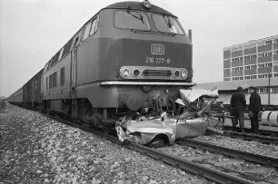 Eisenbahnunglück mit Todesfolge für fünf Personen in einem PKW am Bahnübergang Zeppelinstraße beim Bahnhof Karlsruhe-West
