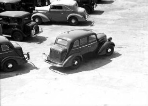 Schöneberg: Eduard Winter; Opel Modell 1934; in verschiedenen Stellungen