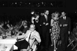 15. Tagung 1965 Physiker: Polonaise angeführt von Frau Steurer und Rudolf L. Mößbauer, vorn sitzend Walter H. Brattain