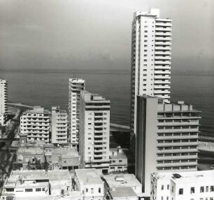 Havanna. Wohnhochhäuser in der Neustadt. Blick über den Atlantik