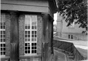 Zugemauerte Kolonnade auf der Museumsinsel vor dem Hintergrund der Nationalgalerie