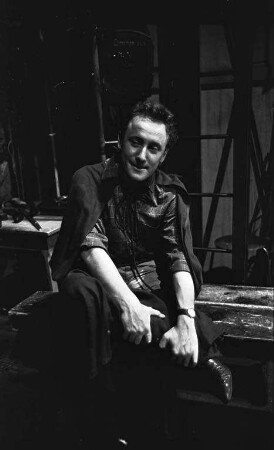 Neuverpflichteter Tenor Werner Steinbach beim Badischen Staatstheater.