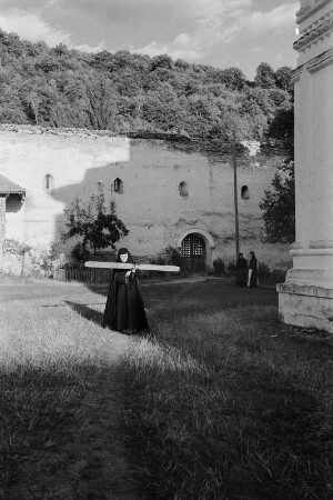 Reisefotos Rumänien. Nonne im Hof des Kloster Horezu