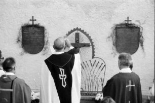 Langenegg, Vorarlberg: Feier vor der Kirche und Kranzniederlegung