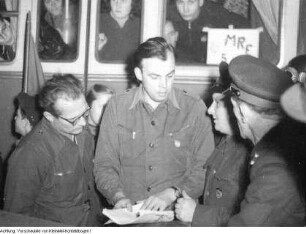 Erich Honecker, Vorsitzender der FDJ verabschiedet in Schmilka eine Friedensstafette, die ihre Botschaft zu einem internationalen Kongress in Wien bringt, 1952