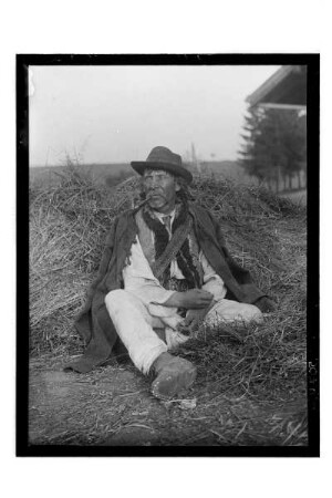 Portrait eines Bauern : Rumänien? 1. Weltkrieg. Portrait eines Bauern in Tracht mit Pfeife, 1914/1918