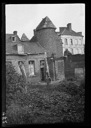 Douai (Dep. Nord, Frankreich): Hinterhof bei einem Stadttor