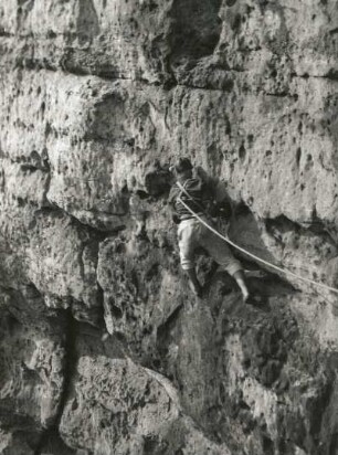 Sächsische Schweiz. Großer Zschand, Goldstein. Seilschaft Karlheinz Gonda u. G. Walpert bei der 5. Begehung der Ostwand (VIIc). 11.8.1946