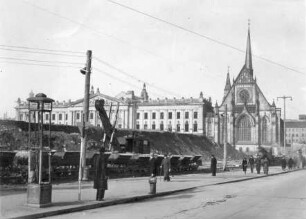 Augustusplatz mit angefahrenen Schuttmassen, März 1946