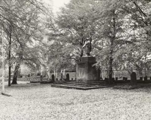 Sowjetischer Ehrenfriedhof, Denkmal für die gefallenen Sowjetsoldaten