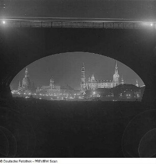 Dresden. Blick vom Neustädter Elbufer durch einen Brückenbogen der Marienbrücke gegen die Altstadt