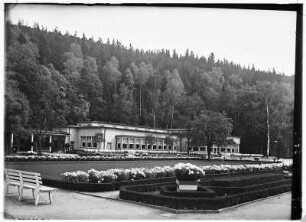 Bad Elster. Kurpark mit Wandelhalle