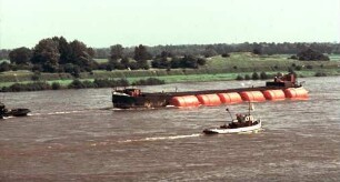 Behältertransport nach Holland auf dem Rhein