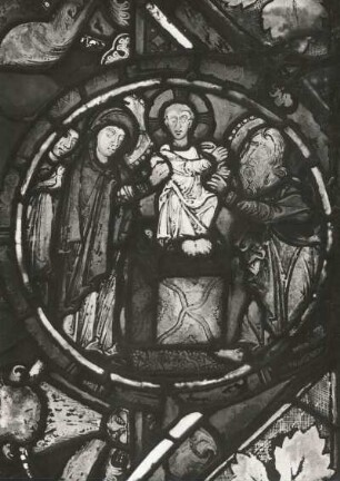 Erfurt. Barfüßerkirche. Chor. Farbige Glasfenster (nach der Restaurierung 1960). Südostfenster, Mittelbahn, Zeile 9: Darbringung Christi im Tempel. Gesamtaufnahme (Kreismedaillon, Durchmesser 30 cm, spätromanisch)