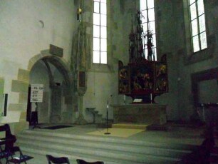 Langhaus Innen-Chor nach Nordosten mit Tabernakel und Ausstattung