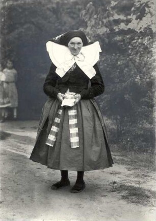 Kirchgangstracht aus Burg : Kleidung - niedersorbische Tracht. Ort: Bórkowy / Burg-Spreewald. Festliche Kirchgangstracht um 1900