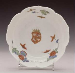 Zwei Unterschalen mit Wappen und Blumendekor — Kat. Nr. 342: Unterschale mit Wappen Polen-Litauen
