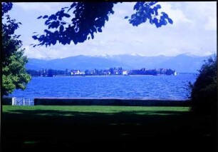 Bad Schachen: Blick vom Tannenhof auf See, die Insel und Schneeberge des Bregenzerwalds