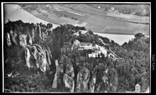 Sächsische Schweiz. Basteimassiv mit Gaststätte gegen das Elbtal. Luftbild-Schrägaufnahme von Nordwest