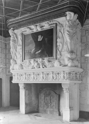 Kamin mit Bildnis der Diana von Poitiers