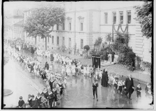 Fronleichnamsprozession in Sigmaringen 1932; Prozession in der Karlstraße vor dem Prinzenbau; im Mittelpunkt Kindergartenkinder