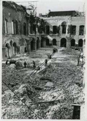 Beräumung des Ostflügels des Zeughauses