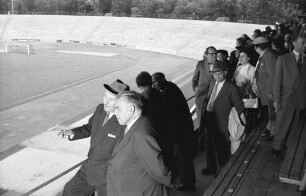 Besichtigung des Wildparkstadions durch Mitglieder der Stadtverwaltung Freiburg.