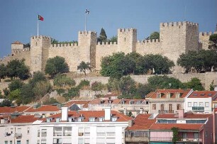 Lissabon - Burgmauer : Lissabon, Blick vom Dach des Elevator Santa Justa zur Burg-und Festungsanlage Castelo Sao Jorge, aufgenommen 2006