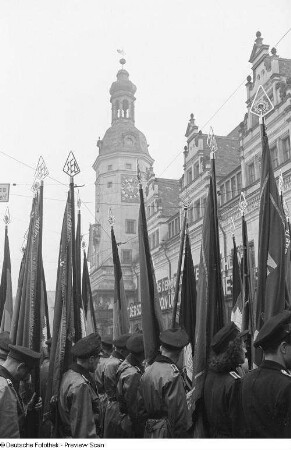 Altes Rathaus und Polizisten mit Fahnen