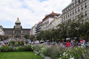 Wenzelsplatz in Prag : Blick auf die Parkanlage auf dem Wenzelsplatz, hinten das Nationalmuseum, aufgenommen 2008 in Prag