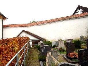 Kirchhof im Westen mit Kirchhofmauer im Norden an das Langhaus anschließend (Wehrgang mit Steinbrüstung im 18 Jh abgetragen)