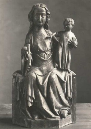 Thronende Maria mit Kind (M. 14. Jh., Köln; Nussbaum, geschnitzt; Höhe ca. 49 cm, Breite ca. 26 cm; Suermondt-Museum, Aachen)