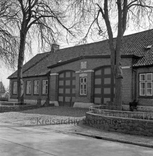 Dwerkaten: ehemaliges dänisches Zoll- und Posthaus: davor Bäume: vorn Bahnhofstraße