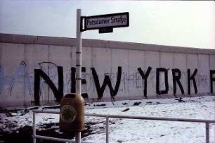 Berlin: Mauer am Potsdamer Platz mit Aufschrift "New York Film"