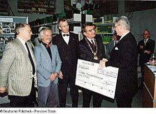 Symbolische Scheckübergabe