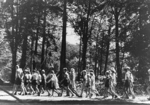 Zeltlager der "Sozialistischen Jugend Deutschlands - Die Falken". Wanderung vom Zeltlager aus