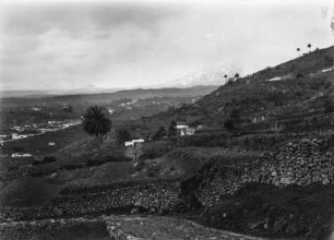 Tal : Blick über ein besiedeltes Tal. Im Hintergrund erhebt sich ein Berg