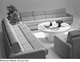 Couchtisch : Sitzgruppe "Cuba" (1972; Möbelkombinat Erfurt (MKE)). Ansicht mit Couchtisch