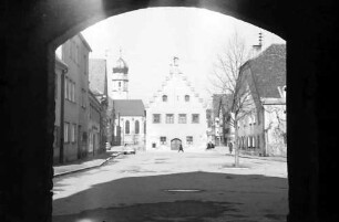 Schongau: Durchblick auf Marktplatz und [Ballenhaus]