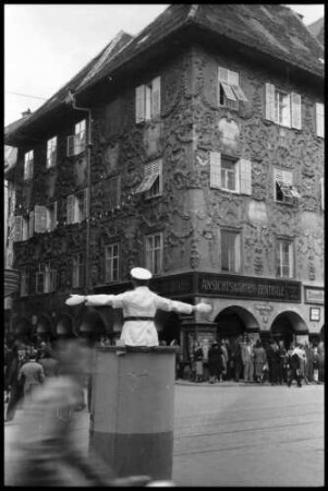 Graz: Haus am Luegg, am Ad[olf] Hitlerplatz [heute: Hauptplatz] [Verkehrspolizist regelt Verkehr]