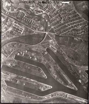 Amerikanische Luftbildaufnahmen von Kriegszerstörungen. Ausrichtung nach Süden. Rheinhafen / Daxlanden