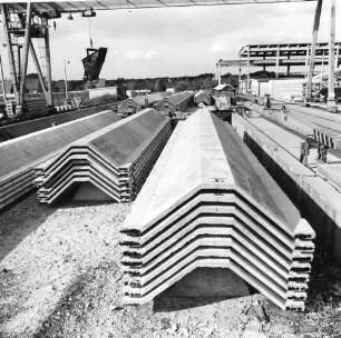 Ottendorf-Okrilla. VEB Betonwerke Dresden, Betriebsteil Ottendorf-Okrilla. Lagerplatz mit geformten Betonfertigteilen