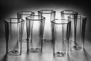 Glasbecher mit rotem Rand