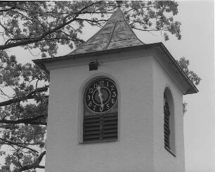 Grünewald-Sella, Dorfplatz. Glockenturm (1886) mit Denkmal für die Gefallenen des 1. Weltkrieges (nach 1918). Detail: Turmoberteil mit Uhr