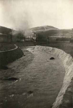 Erzgebirge. Begradigtes und gepflastertes Flußbett (Müglitztal unterhalb Lauenstein gegen Geisingberg)