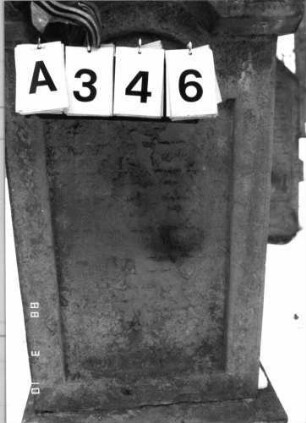 Grabstein 346 (Index: 99904467) Material: Sandstein Zustand: stark verwittert Maße HxBxT: 154x51x16 cm: Grabstein 346A