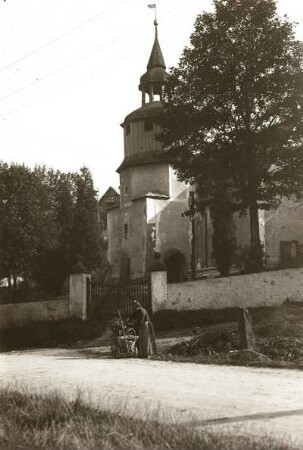 Blick zur Kirche : Schreiberhau-Niederschreiberhau (heute Szlarska Poreba / Polen). Katholische Kirche Unbeflecktes Herz Mariä